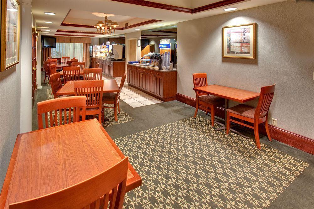 Holiday Inn Express Cedar Rapids - Collins Road By Ihg Restaurant bilde