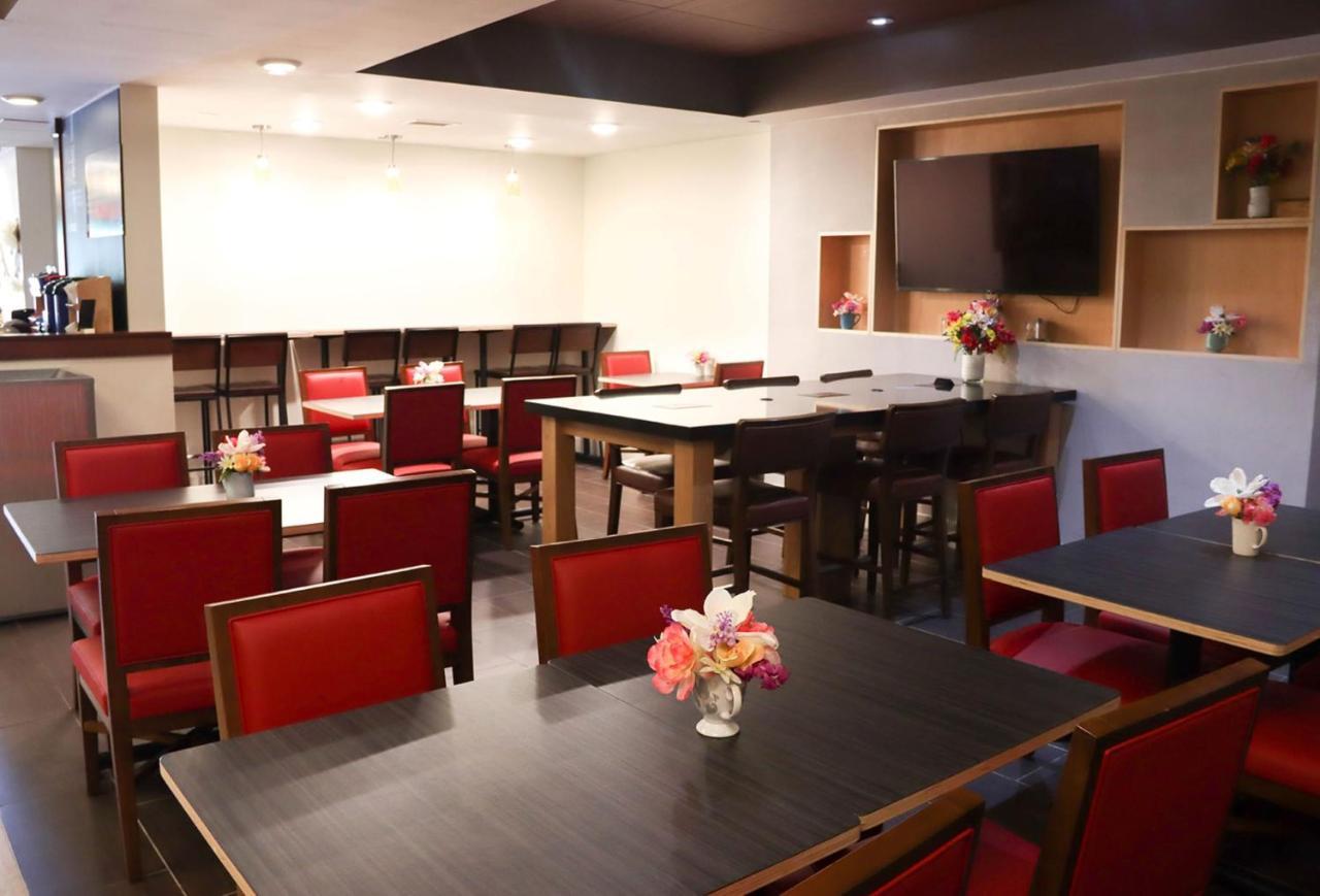 Holiday Inn Express Cedar Rapids - Collins Road By Ihg Eksteriør bilde