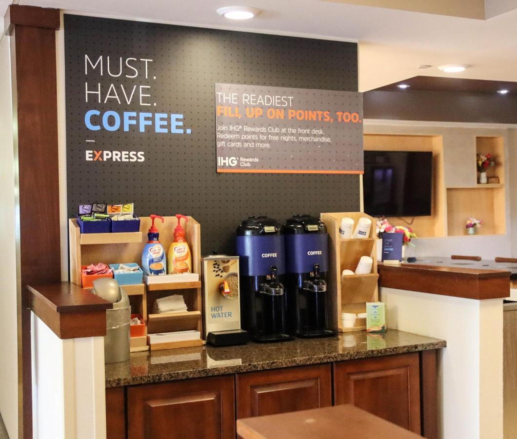 Holiday Inn Express Cedar Rapids - Collins Road By Ihg Eksteriør bilde